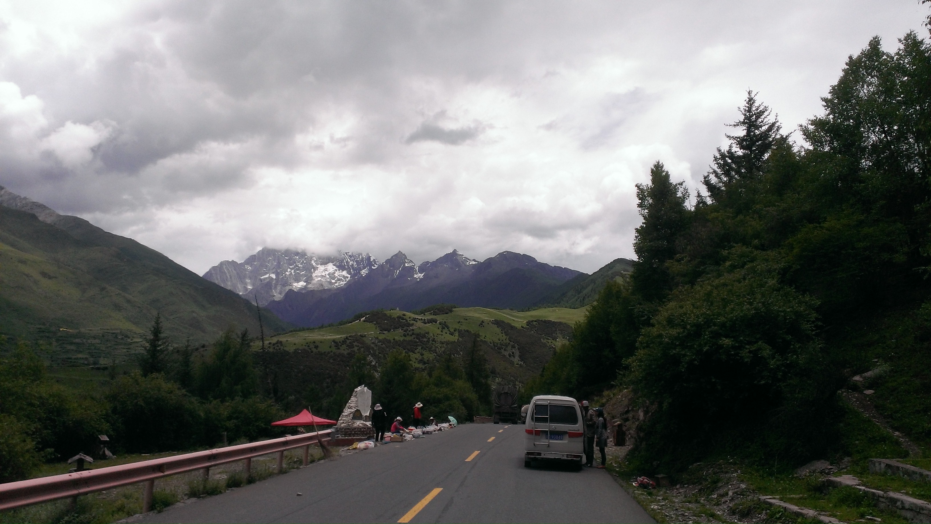 山群を望みながら四姑娘山地域へ向かう道路